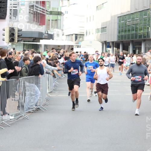 12.06.2026 - Holstenköstenlauf Andreas Tolksdorf http://msf.ph/oto/9747232 12.06.2026 19:54:12 Laufen 3827, 3573, 704, 4865 meine-sportfotos.de