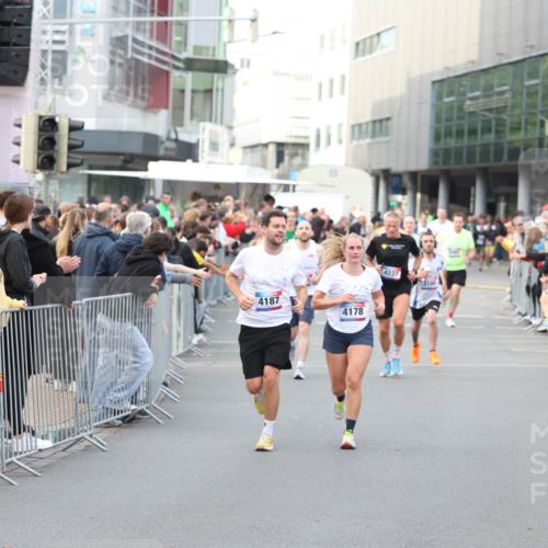 12.06.2026 - Holstenköstenlauf Andreas Tolksdorf http://msf.ph/oto/9747239 12.06.2026 19:54:19 Laufen 11, 4187, 4178, 4237 meine-sportfotos.de