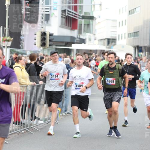 12.06.2026 - Holstenköstenlauf Andreas Tolksdorf http://msf.ph/oto/9747264 12.06.2026 19:54:40 Laufen 3434, 4184, 4225, 4868, 46, 3755 meine-sportfotos.de
