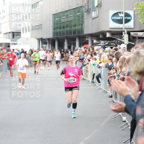 12.06.2026 - Holstenköstenlauf Andreas Tolksdorf http://msf.ph/oto/9747301 12.06.2026 19:55:11 Laufen 3913, 4258, 10 meine-sportfotos.de