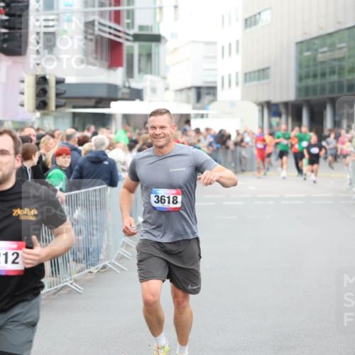 12.06.2026 - Holstenköstenlauf Andreas Tolksdorf http://msf.ph/oto/9747336 12.06.2026 19:55:36 Laufen 3618, 3212 meine-sportfotos.de