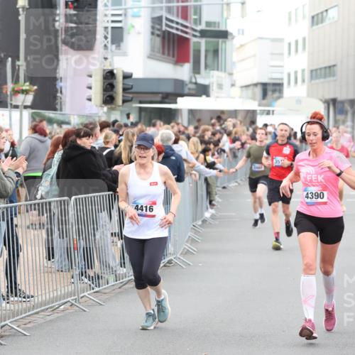 12.06.2026 - Holstenköstenlauf Andreas Tolksdorf http://msf.ph/oto/9747393 12.06.2026 19:56:33 Laufen 4416, 35, 4390 meine-sportfotos.de