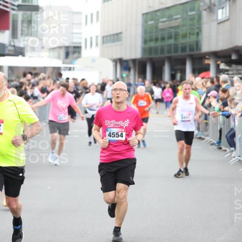 12.06.2026 - Holstenköstenlauf Andreas Tolksdorf http://msf.ph/oto/9747483 12.06.2026 19:58:01 Laufen 3292, 4554, 4443 meine-sportfotos.de