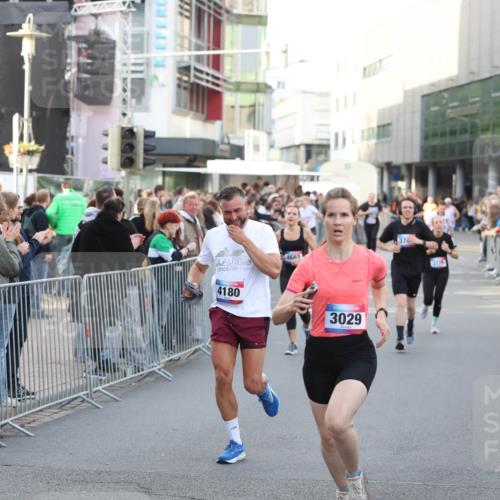 12.06.2026 - Holstenköstenlauf Andreas Tolksdorf http://msf.ph/oto/9747615 12.06.2026 20:00:12 Laufen 4682, 4180, 11, 3029, 37, 917 meine-sportfotos.de
