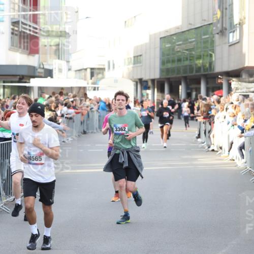 12.06.2026 - Holstenköstenlauf Andreas Tolksdorf http://msf.ph/oto/9747638 12.06.2026 20:00:45 Laufen 4, 4565, 3362 meine-sportfotos.de