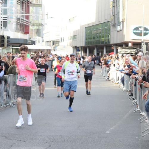 12.06.2026 - Holstenköstenlauf Andreas Tolksdorf http://msf.ph/oto/9747686 12.06.2026 20:01:33 Laufen 4382, 3284, 2030, 4890, 3558 meine-sportfotos.de