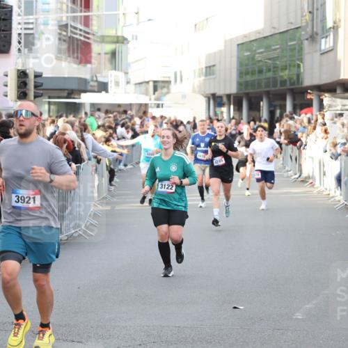 12.06.2026 - Holstenköstenlauf Andreas Tolksdorf http://msf.ph/oto/9747725 12.06.2026 20:02:07 Laufen 3921, 4880, 4878, 4245, 3122 meine-sportfotos.de