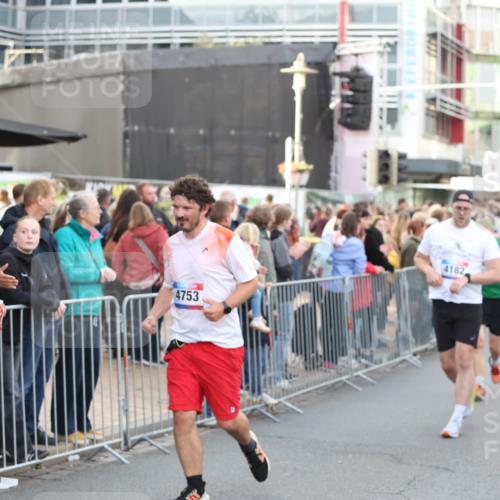 12.06.2026 - Holstenköstenlauf Andreas Tolksdorf http://msf.ph/oto/9747816 12.06.2026 20:03:45 Laufen 4753, 1411, 4182, 3809 meine-sportfotos.de