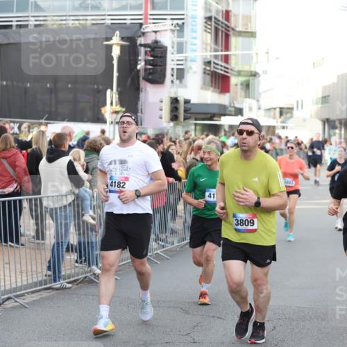 12.06.2026 - Holstenköstenlauf Andreas Tolksdorf http://msf.ph/oto/9747818 12.06.2026 20:03:46 Laufen 1111, 4182, 41, 3809, 3803, 3125 meine-sportfotos.de