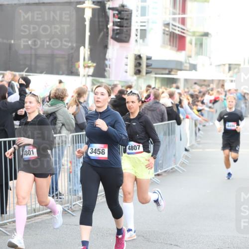 12.06.2026 - Holstenköstenlauf Andreas Tolksdorf http://msf.ph/oto/9747971 12.06.2026 20:06:55 Laufen 4801, 3458, 4807, 4486, 4485 meine-sportfotos.de