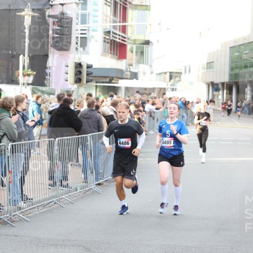 12.06.2026 - Holstenköstenlauf Andreas Tolksdorf http://msf.ph/oto/9747973 12.06.2026 20:06:56 Laufen 4486, 5, 4485, 3114 meine-sportfotos.de