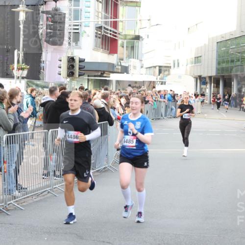 12.06.2026 - Holstenköstenlauf Andreas Tolksdorf http://msf.ph/oto/9747975 12.06.2026 20:06:57 Laufen 4486, 4485, 3114 meine-sportfotos.de