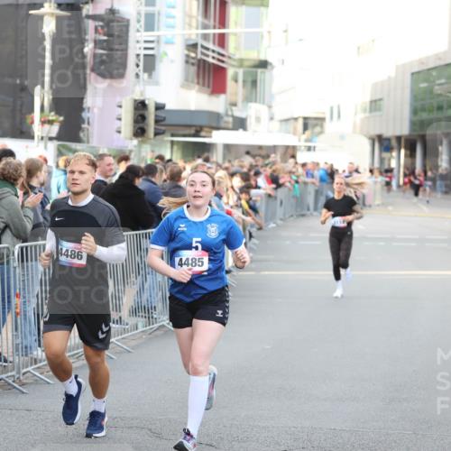 12.06.2026 - Holstenköstenlauf Andreas Tolksdorf http://msf.ph/oto/9747977 12.06.2026 20:06:57 Laufen 4486, 4485 meine-sportfotos.de
