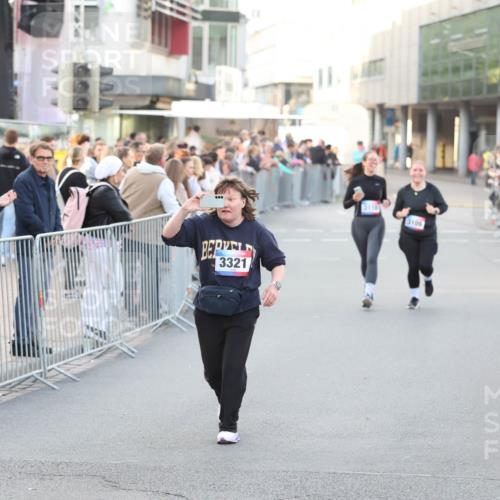 12.06.2026 - Holstenköstenlauf Andreas Tolksdorf http://msf.ph/oto/9748265 12.06.2026 20:16:59 Laufen 3321, 3110, 3109 meine-sportfotos.de