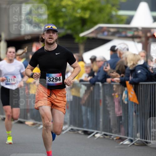 12.06.2026 - Holstenköstenlauf Michael Strokosch http://msf.ph/oto/9749187 12.06.2026 19:41:08 Laufen 3210, 3294 meine-sportfotos.de