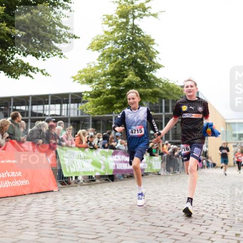 12.06.2026 - Holstenköstenlauf Michael Strokosch http://msf.ph/oto/9749448 12.06.2026 17:57:21 Laufen 4715, 716 meine-sportfotos.de
