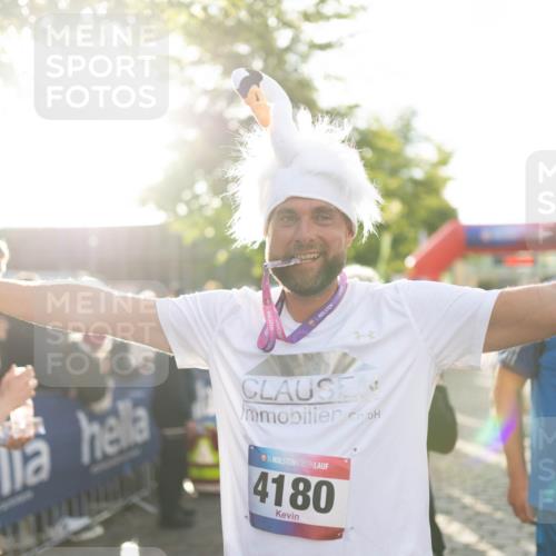 12.06.2026 - Holstenköstenlauf Michael Strokosch http://msf.ph/oto/9750000 12.06.2026 20:00:24 Laufen 36, 3822, 36, 4180 meine-sportfotos.de