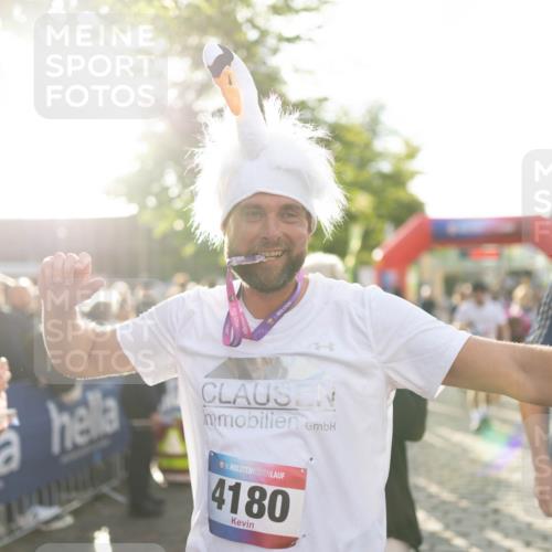 12.06.2026 - Holstenköstenlauf Michael Strokosch http://msf.ph/oto/9750003 12.06.2026 20:00:24 Laufen 36, 36, 4180 meine-sportfotos.de