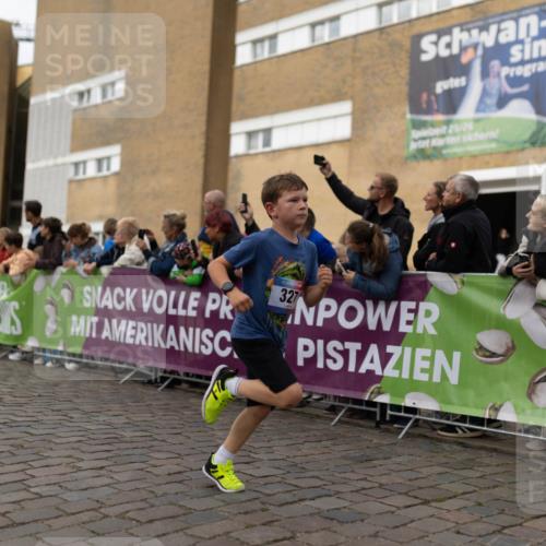 12.06.2026 - Holstenköstenlauf Michael Strokosch http://msf.ph/oto/9750328 12.06.2026 16:06:54 Laufen 327, 25, 26 meine-sportfotos.de
