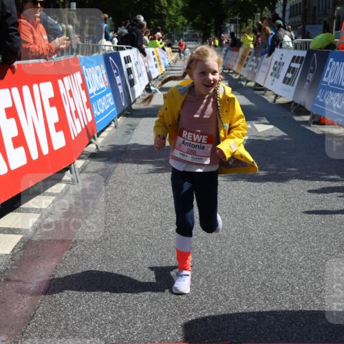 14.06.2026 - REWE Women's Run Strokosch-Dieckow http://msf.ph/oto/9750782 14.06.2026 11:39:30 Ziel 218, 243, 284, 288, 291 meine-sportfotos.de