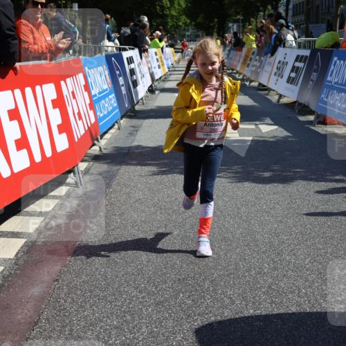 14.06.2026 - REWE Women's Run Strokosch-Dieckow http://msf.ph/oto/9750809 14.06.2026 11:39:30 Ziel 218, 243, 284, 288, 291 meine-sportfotos.de