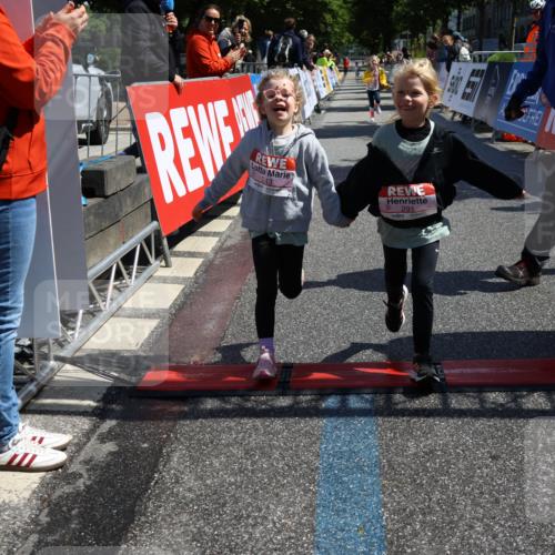 14.06.2026 - REWE Women's Run Strokosch-Dieckow http://msf.ph/oto/9750820 14.06.2026 11:39:26 Ziel 218, 222, 243, 284, 291, 366 meine-sportfotos.de