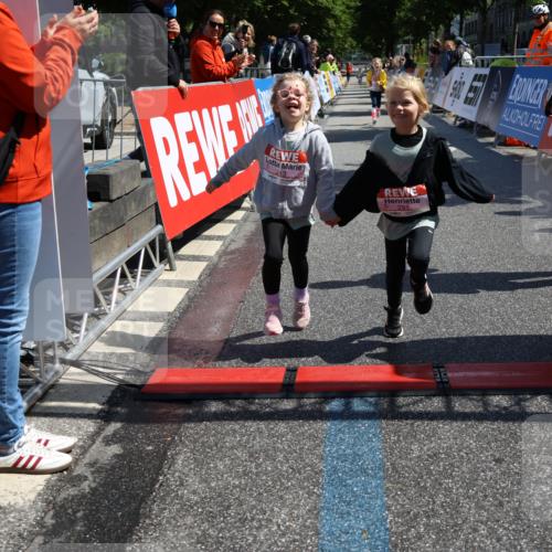 14.06.2026 - REWE Women's Run Strokosch-Dieckow http://msf.ph/oto/9750829 14.06.2026 11:39:26 Ziel 218, 222, 243, 284, 291, 366 meine-sportfotos.de