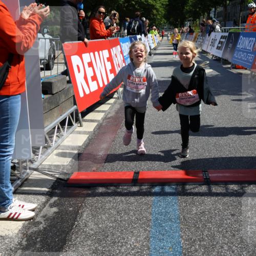 14.06.2026 - REWE Women's Run Strokosch-Dieckow http://msf.ph/oto/9750834 14.06.2026 11:39:26 Ziel 218, 222, 243, 284, 291, 366 meine-sportfotos.de
