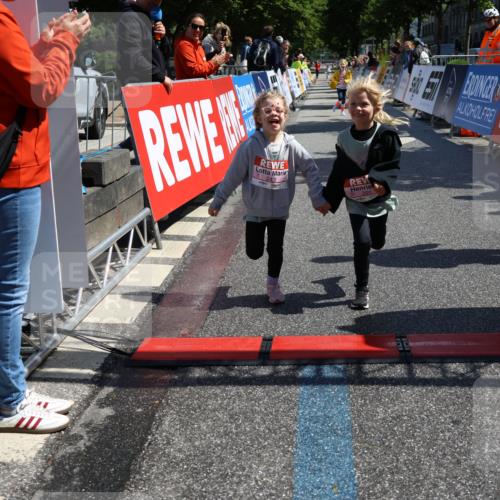 14.06.2026 - REWE Women's Run Strokosch-Dieckow http://msf.ph/oto/9750839 14.06.2026 11:39:26 Ziel 218, 222, 243, 284, 291, 366 meine-sportfotos.de