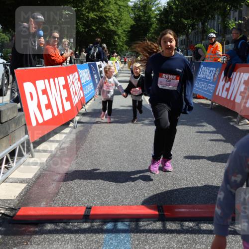 14.06.2026 - REWE Women's Run Strokosch-Dieckow http://msf.ph/oto/9750862 14.06.2026 11:39:24 Ziel 218, 222, 243, 284, 291, 366 meine-sportfotos.de
