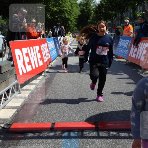 14.06.2026 - REWE Women's Run Strokosch-Dieckow http://msf.ph/oto/9750867 14.06.2026 11:39:24 Ziel 218, 222, 243, 284, 291, 366 meine-sportfotos.de