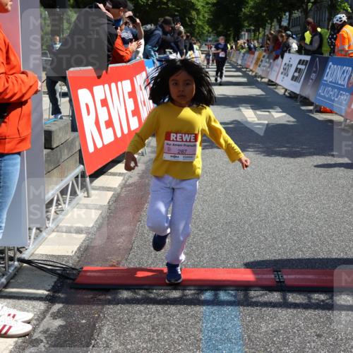 14.06.2026 - REWE Women's Run Strokosch-Dieckow http://msf.ph/oto/9751046 14.06.2026 11:39:06 Ziel 147, 213, 219, 223, 229, 230, 231, 236, 285, 286, 287, 308 meine-sportfotos.de