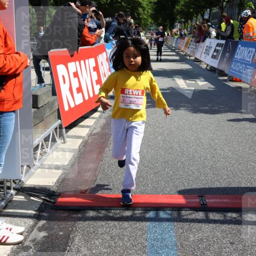 14.06.2026 - REWE Women's Run Strokosch-Dieckow http://msf.ph/oto/9751050 14.06.2026 11:39:06 Ziel 147, 213, 219, 223, 229, 230, 231, 236, 285, 286, 287, 308 meine-sportfotos.de