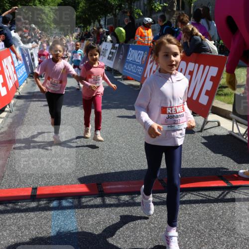 14.06.2026 - REWE Women's Run Strokosch-Dieckow http://msf.ph/oto/9751290 14.06.2026 11:38:54 Ziel 109, 134, 143, 144, 161, 191, 213, 217, 219, 242, 332, 338, 347, 349, 360 meine-sportfotos.de