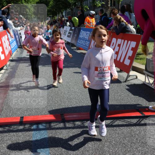 14.06.2026 - REWE Women's Run Strokosch-Dieckow http://msf.ph/oto/9751300 14.06.2026 11:38:54 Ziel 109, 134, 143, 144, 161, 191, 213, 217, 219, 242, 332, 338, 347, 349, 360 meine-sportfotos.de