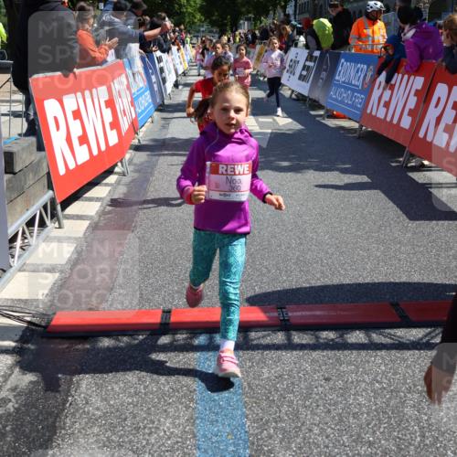 14.06.2026 - REWE Women's Run Strokosch-Dieckow http://msf.ph/oto/9751362 14.06.2026 11:38:51 Ziel 109, 134, 143, 144, 161, 186, 197, 217, 242, 332, 347, 349, 360, 371 meine-sportfotos.de