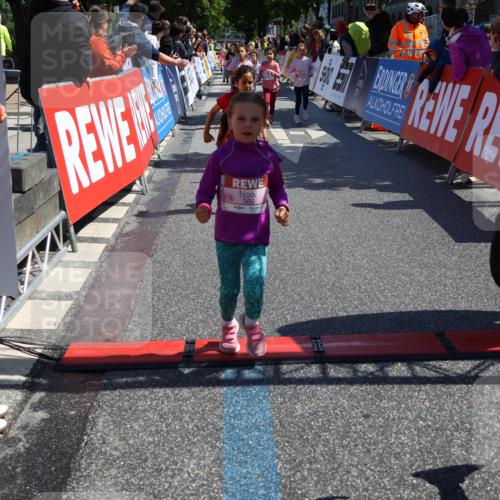 14.06.2026 - REWE Women's Run Strokosch-Dieckow http://msf.ph/oto/9751386 14.06.2026 11:38:51 Ziel 109, 134, 143, 144, 161, 186, 197, 217, 242, 332, 347, 349, 360, 371 meine-sportfotos.de