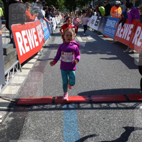14.06.2026 - REWE Women's Run Strokosch-Dieckow http://msf.ph/oto/9751395 14.06.2026 11:38:51 Ziel 109, 134, 143, 144, 161, 186, 197, 217, 242, 332, 347, 349, 360, 371 meine-sportfotos.de
