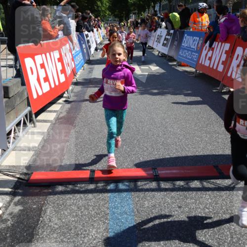 14.06.2026 - REWE Women's Run Strokosch-Dieckow http://msf.ph/oto/9751416 14.06.2026 11:38:51 Ziel 109, 134, 143, 144, 161, 186, 197, 217, 242, 332, 347, 349, 360, 371 meine-sportfotos.de
