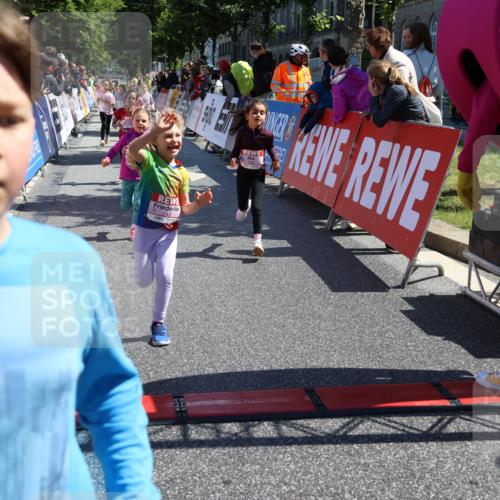14.06.2026 - REWE Women's Run Strokosch-Dieckow http://msf.ph/oto/9751436 14.06.2026 11:38:49 Ziel 109, 134, 161, 186, 195, 197, 210, 242, 332, 347, 349, 360, 371 meine-sportfotos.de