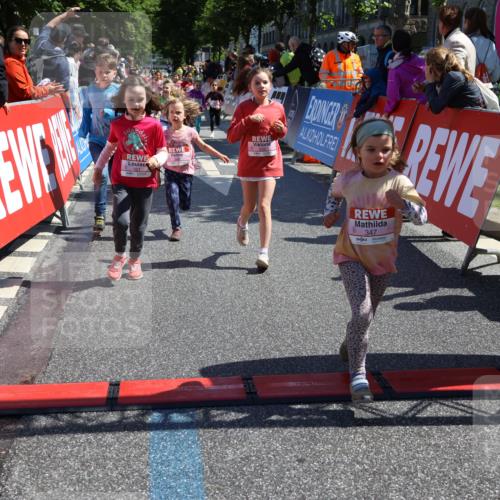 14.06.2026 - REWE Women's Run Strokosch-Dieckow http://msf.ph/oto/9751588 14.06.2026 11:38:46 Ziel 134, 161, 186, 195, 197, 210, 242, 297, 332, 347, 349, 371 meine-sportfotos.de