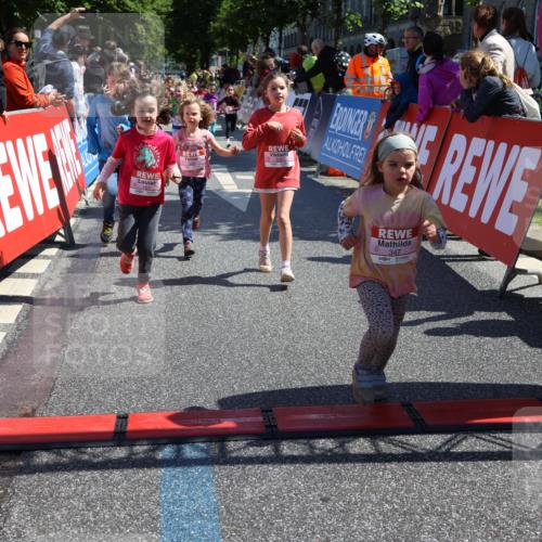14.06.2026 - REWE Women's Run Strokosch-Dieckow http://msf.ph/oto/9751602 14.06.2026 11:38:46 Ziel 134, 161, 186, 195, 197, 210, 242, 297, 332, 347, 349, 371 meine-sportfotos.de
