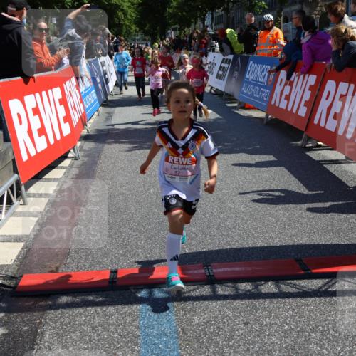 14.06.2026 - REWE Women's Run Strokosch-Dieckow http://msf.ph/oto/9751702 14.06.2026 11:38:43 Ziel 150, 161, 186, 195, 197, 210, 212, 216, 240, 274, 279, 297, 317, 332, 347, 353, 371 meine-sportfotos.de