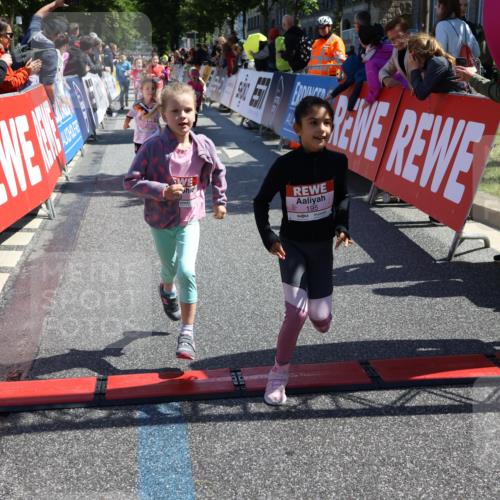 14.06.2026 - REWE Women's Run Strokosch-Dieckow http://msf.ph/oto/9751769 14.06.2026 11:38:41 Ziel 139, 150, 186, 195, 197, 210, 212, 216, 240, 274, 279, 297, 300, 317, 327, 353, 371 meine-sportfotos.de