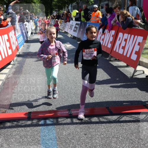 14.06.2026 - REWE Women's Run Strokosch-Dieckow http://msf.ph/oto/9751785 14.06.2026 11:38:41 Ziel 139, 150, 186, 195, 197, 210, 212, 216, 240, 274, 279, 297, 300, 317, 327, 353, 371 meine-sportfotos.de