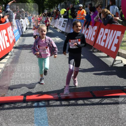 14.06.2026 - REWE Women's Run Strokosch-Dieckow http://msf.ph/oto/9751799 14.06.2026 11:38:41 Ziel 139, 150, 186, 195, 197, 210, 212, 216, 240, 274, 279, 297, 300, 317, 327, 353, 371 meine-sportfotos.de