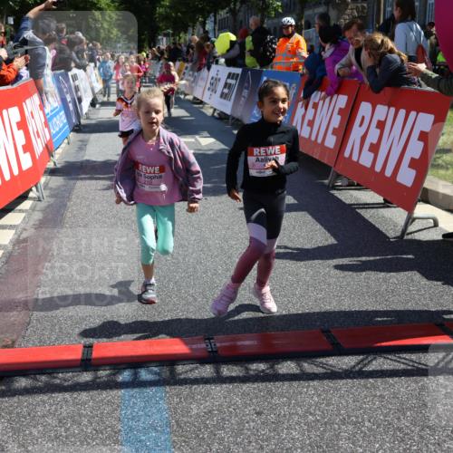 14.06.2026 - REWE Women's Run Strokosch-Dieckow http://msf.ph/oto/9751811 14.06.2026 11:38:40 Ziel 139, 150, 195, 199, 210, 212, 216, 240, 274, 279, 297, 300, 317, 327, 353, 371 meine-sportfotos.de
