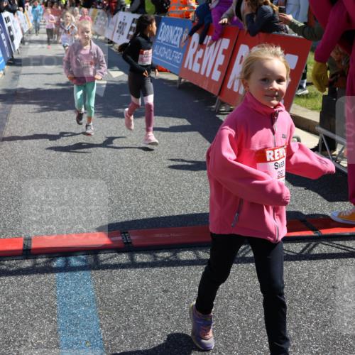 14.06.2026 - REWE Women's Run Strokosch-Dieckow http://msf.ph/oto/9751820 14.06.2026 11:38:40 Ziel 139, 150, 195, 199, 210, 212, 216, 240, 274, 279, 297, 300, 317, 327, 353, 371 meine-sportfotos.de