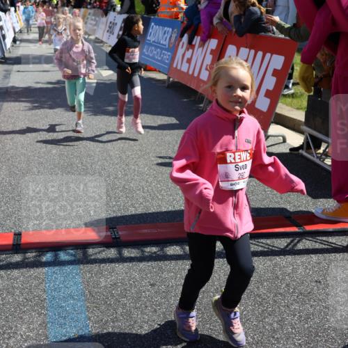 14.06.2026 - REWE Women's Run Strokosch-Dieckow http://msf.ph/oto/9751831 14.06.2026 11:38:40 Ziel 139, 150, 195, 199, 210, 212, 216, 240, 274, 279, 297, 300, 317, 327, 353, 371 meine-sportfotos.de