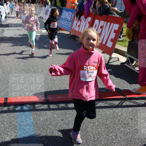 14.06.2026 - REWE Women's Run Strokosch-Dieckow http://msf.ph/oto/9751842 14.06.2026 11:38:39 Ziel 139, 150, 195, 199, 210, 212, 216, 240, 274, 279, 297, 300, 317, 327, 333, 353, 371 meine-sportfotos.de